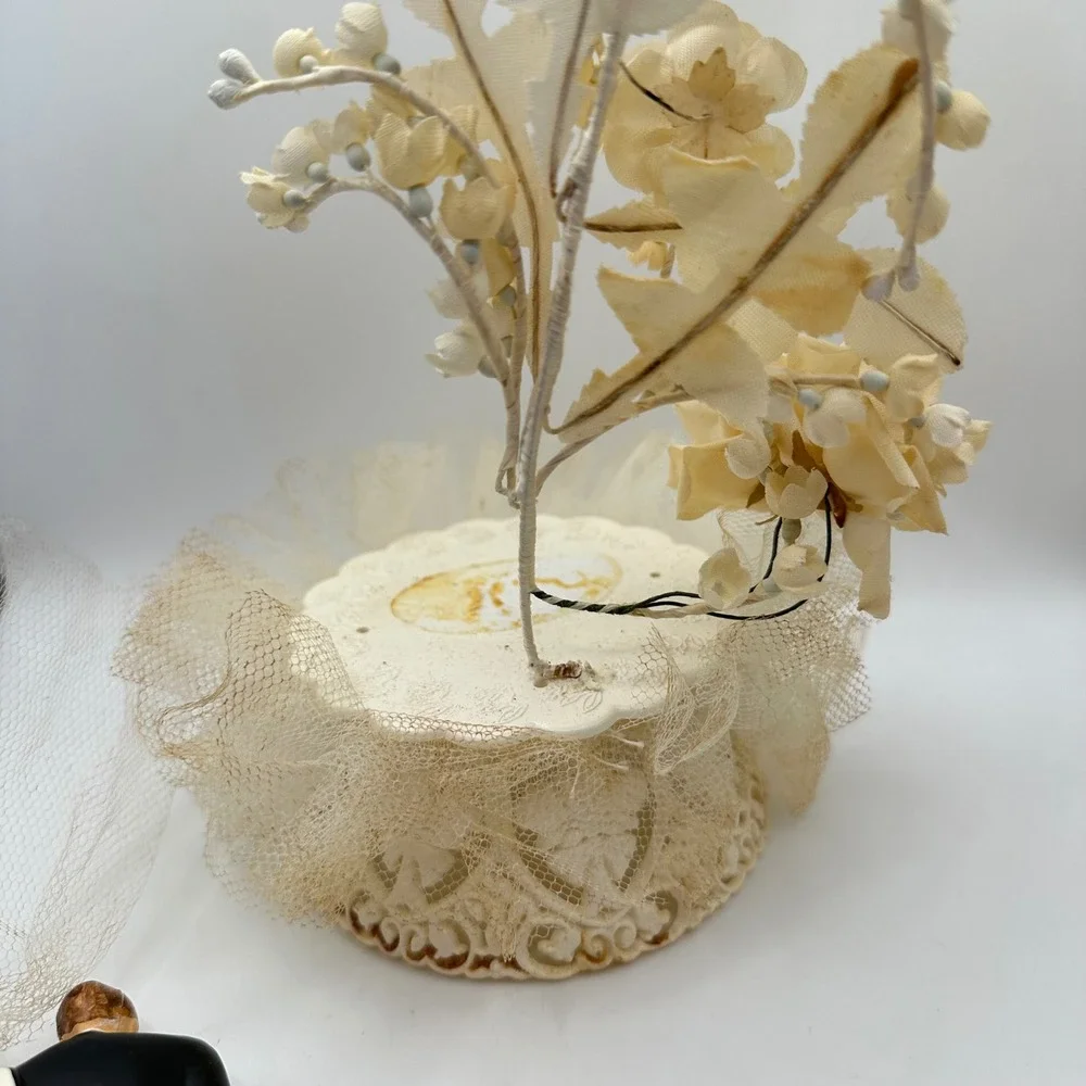 Vtg MCM Wedding Cake Topper Bride Groom Bell Net Flowers Retro Chalkware Decor